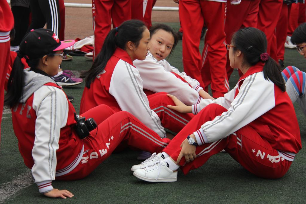 围坐在一起聊聊运动会,这也是幸福的事情。