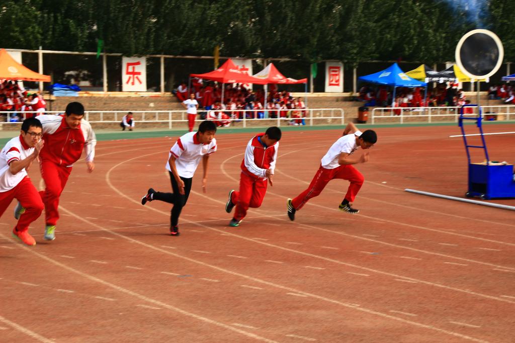 起跑的一瞬间,脚下爆发出惊人的力量。