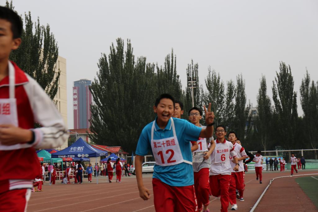 拍拍我,大家好,身后那些人追不上我的。